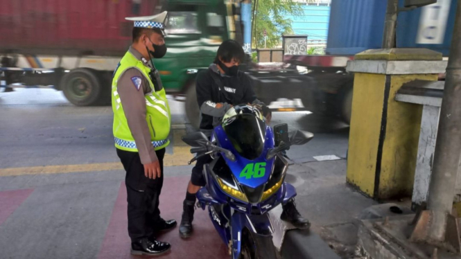 VIVA Otomotif: Pengendara motor ditilang polisi di Jakarta Utara.