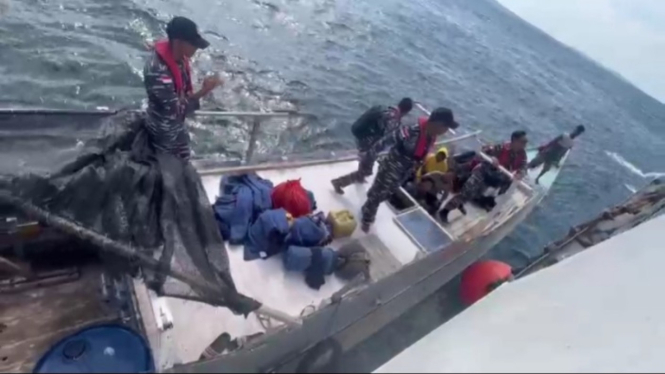 VIVA Militer: Prajurit TNI AL jemput 12 nelayan yang terdampar di Australia 