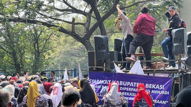 Warga Bekasi demo, desak Pj Bupati Bekasi Dani Ramdan Mundur