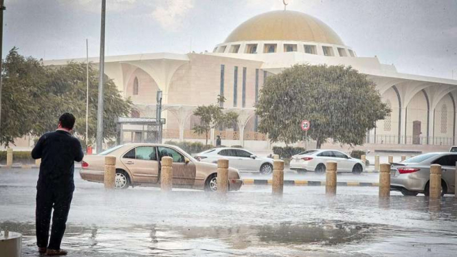 Kota Madinah diguyur hujan deras di tengah kedatangan jemaah haji