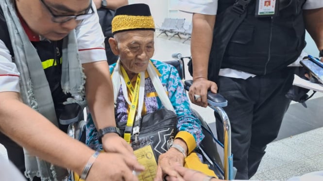 Jemaah haji tertua Indonesia, Mbah Harun asal Pamekasan tiba di Bandara Madinah