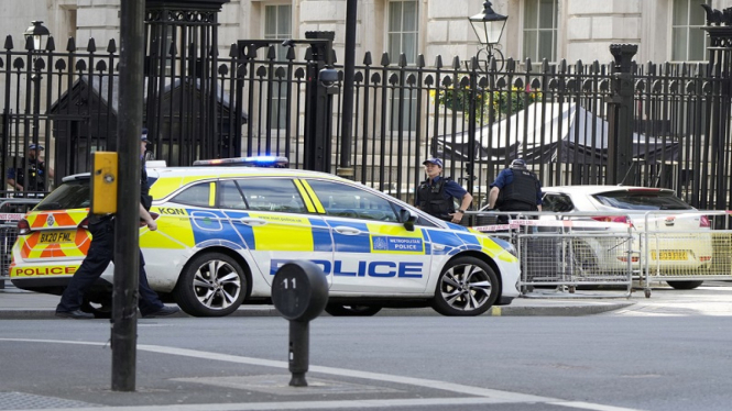 Mobil menabrak pagar rumah PM Inggris Rishi Sunak di Downing Street di London