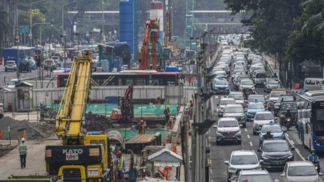 Pekerja menyelesaikan pembangunan proyek MRT Fase II di Jalan MH Thamrin.