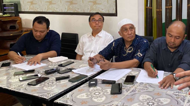 Ahmad Mihdan (kedua dari kanan), kuasa hukum mantan anggota Fraksi PKS DPR RI Bukhori Yusuf, berbicara kepada wartawan tentang laporan dugaan KDRT oleh seorang perempuan, dalam konferensi pers di Jakarta, Jumat, 26 Mei 2023.