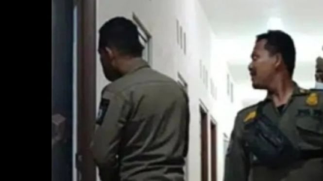 Detik-detik Wakil Bupati Rohil Digerebek saat Asyik Berduaan di Kamar Hotel
