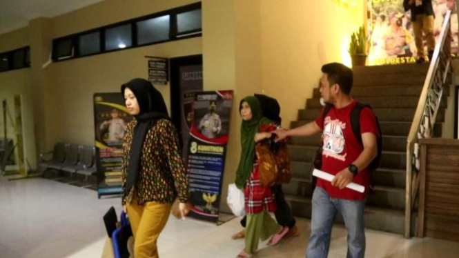Polisi menahan majikan (jilbab hijau) yang melakukan penganiayaan terhadap ART