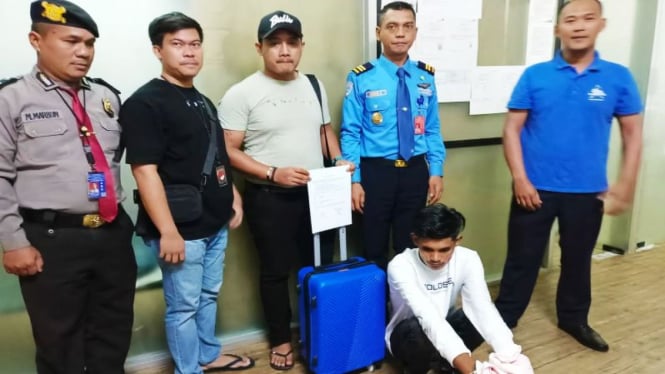 Pelaku tengah berjongkok saat diamankan petugas Bandara Kualanamu,