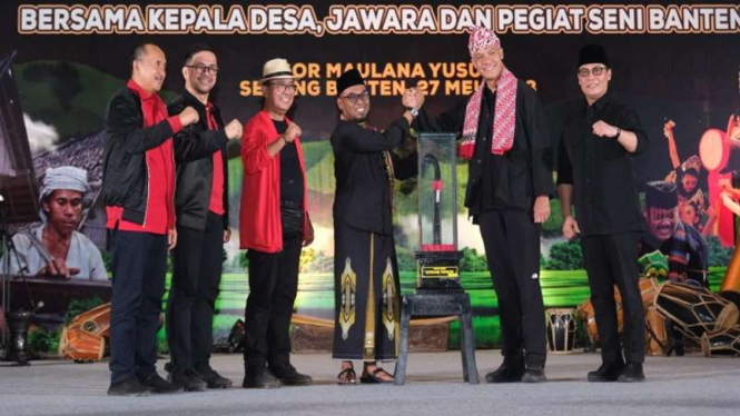 Ganjar Pranowo diberikan golok ciomas oleh tokoh budaya Banten 