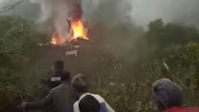 VIVA Militer: Helikopter TNI AD jatuh di Kebun Teh Ciwidey Bandung