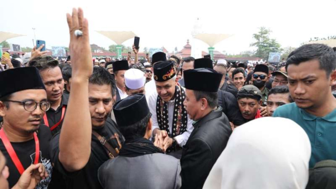  Ganjar Pranowo melakukan ziarah qubro di Masjid Agung Banten