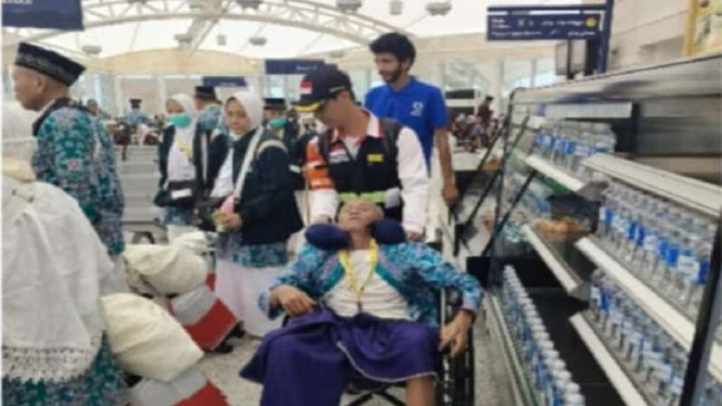 Jemaah haji lansia asal Surabaya tidak sadarkan diri setibanya di Bandara Madina