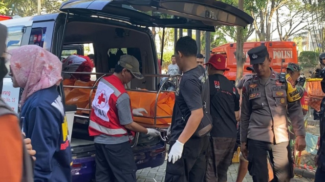 Evakuasi mayat pria di Semarang Barat
