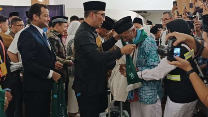 Ridwan Kamil melepas jamaah calon haji di Bandara Kertajati, Kab.Majalengka