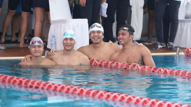 Anindya Bakrie pada ekshibisi 1st NIKA Masters Swimming Championship 2023.