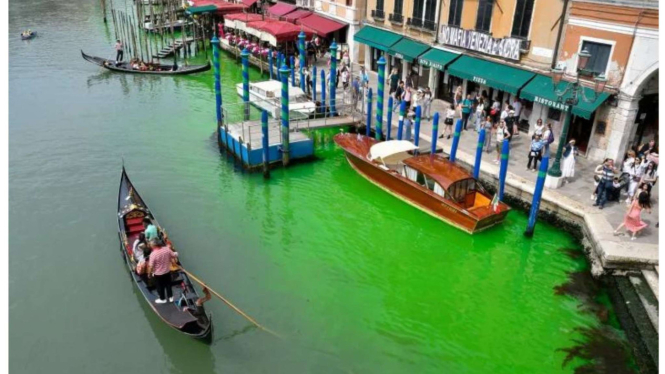Grand Kanal di Italia berubah warna