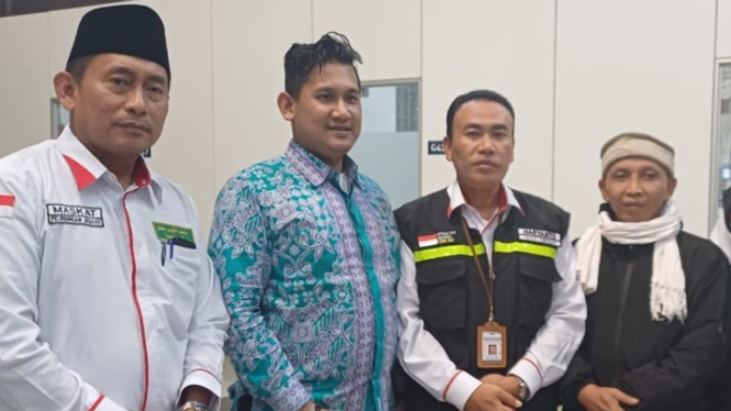 Jamaah Indonesia sempat tertahan di Bandara  AMAA (berbaju batik)