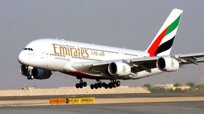 El avión de pasajeros más grande de Airbus A380-800 perteneciente a la aerolínea de Amirates