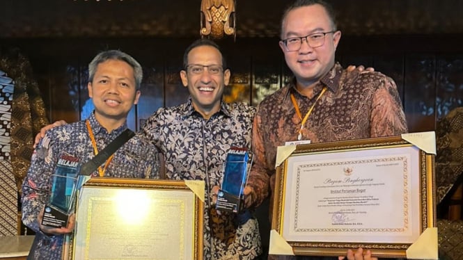 Rektor IPB University Prof Arif Satria menerima penghargaan dari Mendikbudristek Nadiem Makarim