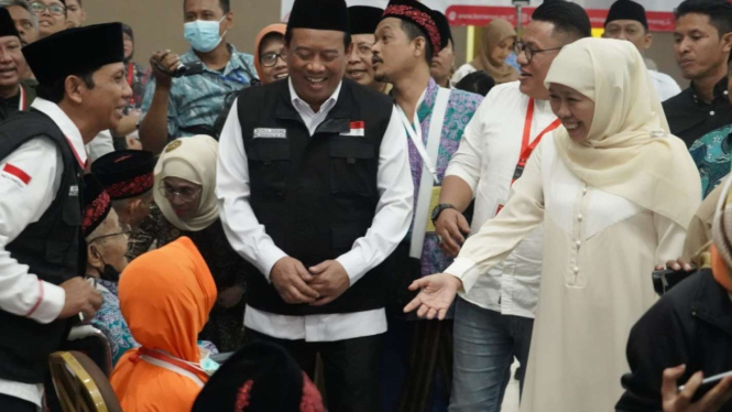 Gubernur Jawa Timur Khofifah Indar Parawansa Menyapa Jemaah Haji Lansia