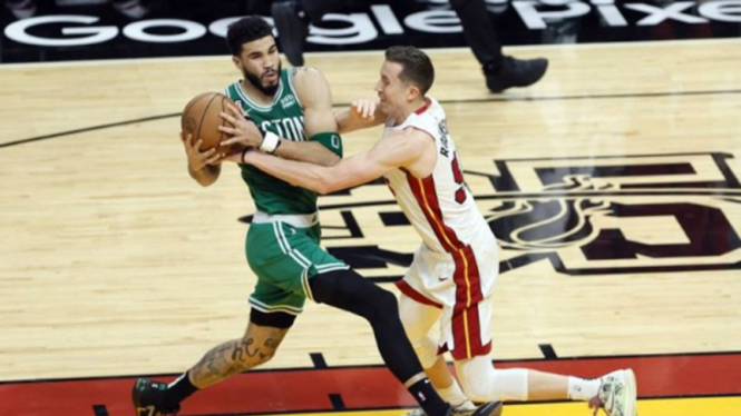 Pebasket Boston Celtics forward Jayson Tatum (kiri)