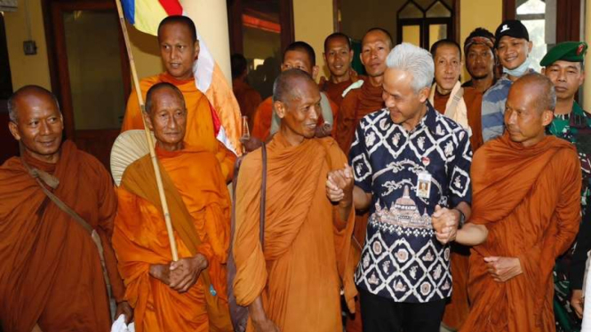 Ganjar Pranowo menyapa 32 biksu yang sedang melakukan Thudong