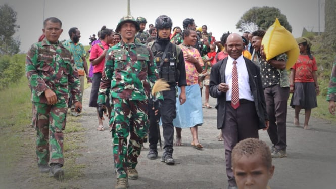 VIVA Militer: Pasukan Yonif Para Raider 305/Tengkorak, Kostrad di Intan Jaya.