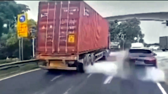 VIVA Otomotif: Ban truk pecah hingga rusak mobil