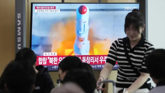 Stasiun televisi di stasiun kereta Seoul memberitakan tentang peluncuran roket Korea Utara, pada Rabu 31 Mei 2023.