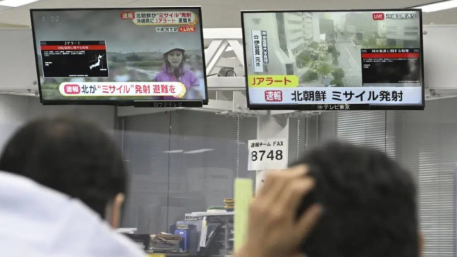 Televisi Jepang memberitakan peluncuran roket Korea Utara, pada Rabu 31 Mei 2023.