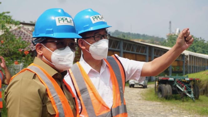 Wakil Menteri Lingkungan Hidup dan Kehutanan (KlHK) Alue Dohong meninjau perusahaan pengolah limbah Bahan Berbahaya Beracun (B3) PT Prasadha Pamunah Limbah Industri (PPLI) di Bogor, Jawa Barat, Selasa, 30 Mei 2023.