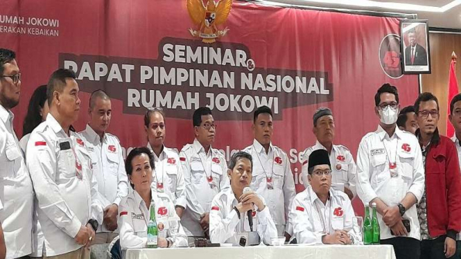 Ketua Umum Relawan Rumah Jokowi, Yonathan Yongki (tengah).