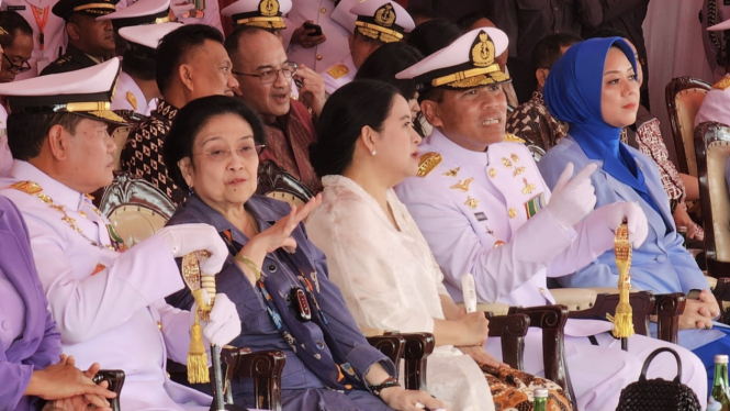VIVA Militer:Presiden RI Ke-5 Megawati Soekarnoputri resmikan KRI Bung Karno-369