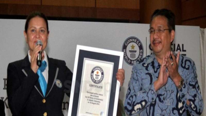 Denny JA menerima penghargaan dari Guinness Book of World Records 