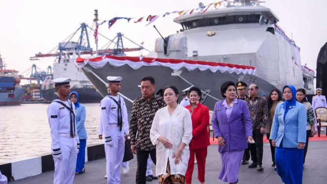 Ketua DPR RI Puan Maharani menyaksikan peresmian dan serah terima KRI Bung Karno-369 kepada TNI Angkatan Laut (AL) di Markas Komando Lintas Laut Militer, Jakarta Utara, Kamis, 1 Juni 2023.