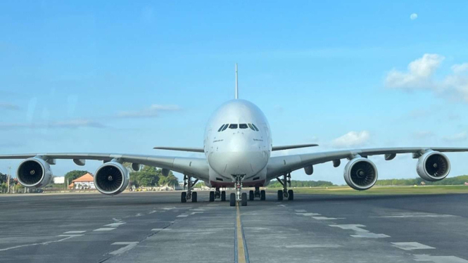 Airbus A380-800 Milik Maskapai Emirates Mendarat di Bali