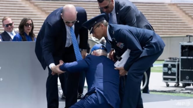 Presiden Amerika Serikat (AS), Joe Biden, tersandung dan jatuh saat membagikan ijazah diploma pada upacara kelulusan untuk Akademi Angkatan Udara AS di Colorado.
