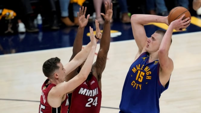 Nikola Jokic saat duel Denver Nuggets vs Miami Heat