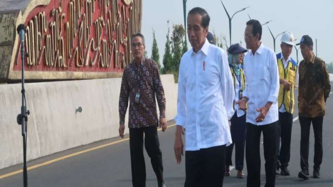 Presiden Jokowi saat meresmikan Jembatan Kretek II, di Yogyakarta.