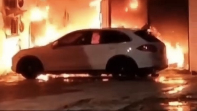 Bengkel mobil di Kembangan, Jakarta Barat, hangus terbakar
