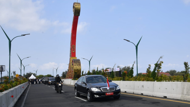Mobil Presiden Jokowi melintasi jembatan Kretek 2 di Kabupaten Bantul