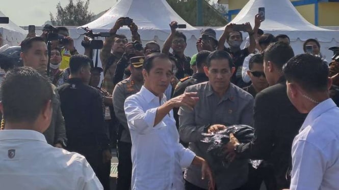 Presiden Jokowi bagi-bagi kaos usai meresmikan Jembatan Kretek II, DIY