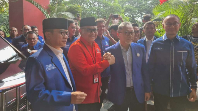 Ketua Umum PAN Zulkifli Hasan bersama sejumlah petinggi PAN mendatangi kantor pusat PDIP di Jakarta, Jumat, 2 Juni 2023.