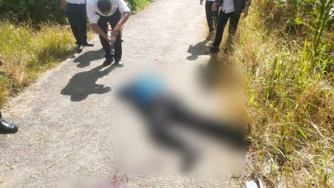 Polisi saat melakukan olah TKP pembunuhan ASN di Kabupaten Dairi.
