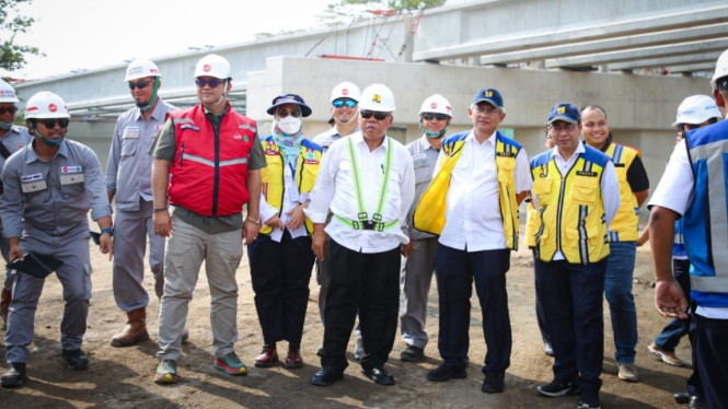 Menteri Pekerjaan Umum dan Perumahan Rakyat (PUPR) Basuki Hadimuljono meninjau pembangunan proyek Jalan Tol Yogyakarta-Bawen sepanjang 76 km, yang merupakan bagian dari Proyek Strategis Nasional (PSN).