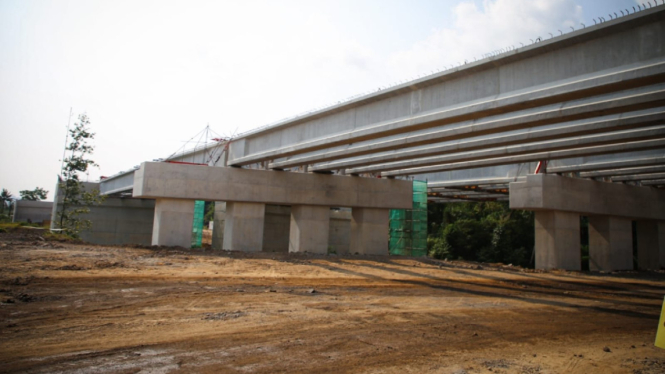 Pembangunan jalan tol Yogyakarta-Bawen sepanjang 76 km.