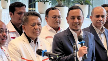 Wakil Ketua Majelis Syura PKS Muhammad Sohibul Iman (tengah) bersama Ketua DPP Partai NasDem Willy Aditya (kanan) ketika memberi keterangan kepada wartawan di NasDem Tower, Jakarta Pusat, Jumat, 3 Februari 2023.