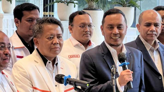 Wakil Ketua Majelis Syura PKS Muhammad Sohibul Iman (tengah) bersama Ketua DPP Partai NasDem Willy Aditya (kanan) ketika memberi keterangan kepada wartawan di NasDem Tower, Jakarta Pusat, Jumat, 3 Februari 2023.