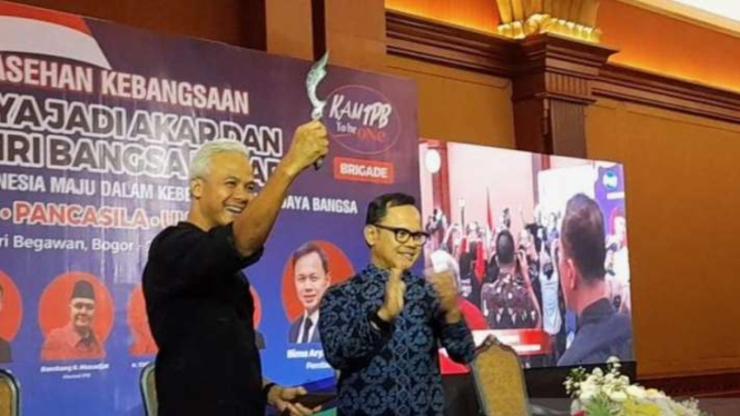 Wali Kota Bogor Bima Arya Sugiarto (kanan) usai memberi kujang kepada Gubernur Jawa Tengah Ganjar Pranowo (kiri) pada acara Sarahsehan Kebangsaan di Puri Begawan, Kota Bogor, Jumat, 2 Juni 2023.