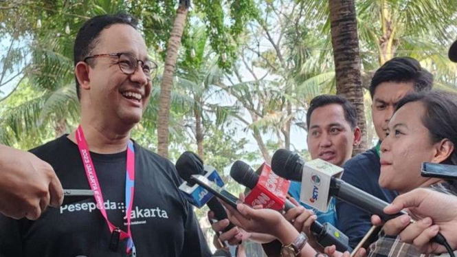 Mantan Gubernur DKI Jakarta Anies Baswedan menonton Formula E