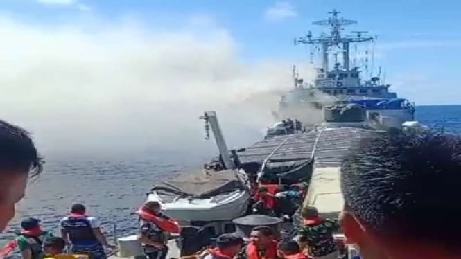 Kapal perang Indonesia Teluk Hading 538 terbakar di Perairan Sulsel. 